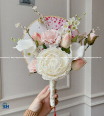 Fan-Shaped Wedding Bouquet